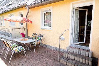 Terrasse mit Zugang zum Wohnzimmer